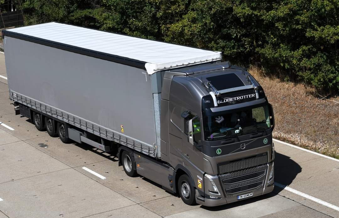 Camion cu semiremorcă prelată în logistică internațională